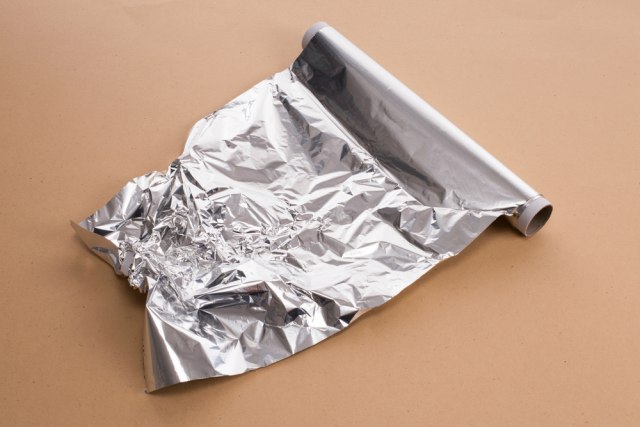 Uprkos grejanju, soba vam je i dalje hladna? Ako na ovo mesto postavite aluminijumsku foliju, rešićete problem!