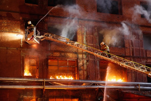 Požar u Jagodini: Vatra sa objekta punog zapaljivih materija prešla na stambenu zgradu