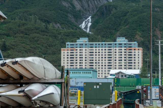 Izolovani gradić na Aljasci koji je stao u jednu zgradu: Neki mesecima ne izađu iz nje