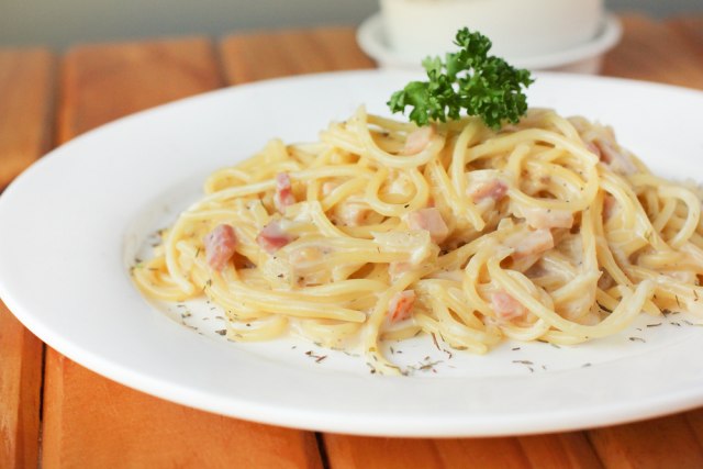PASTA KARBONARA na malo drugačiji način: Čuvene testenine obogatite belim mesom, ukus je neverovatan (RECEPT)
