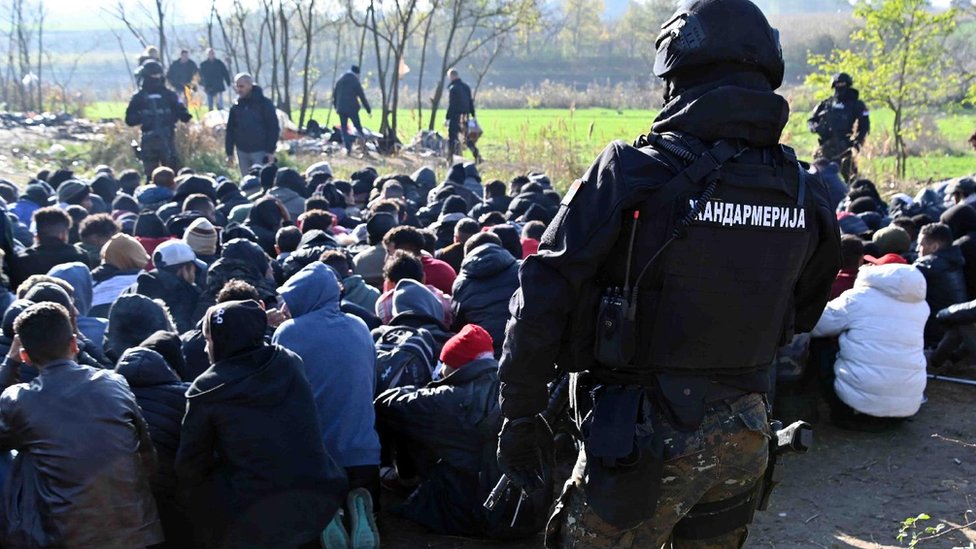 Srbija, nasilje i migranti: Posle pucnjave u Horgošu privedeno više od 1.000 migranata - pretragom pronaðeno oružje i municija