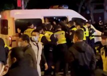 Policija privodi ljude tokom protesta protiv kovid mera u Šangaju/Reuters