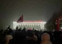 Velika grupa demonstranata snimljena je na ulicama Urumæija - iako su snimci nestali sa kineskih društvenih mreža u subotu ujutru/Reuters