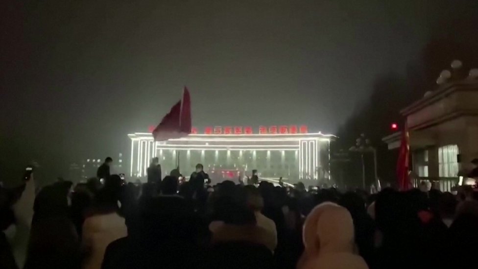 Velika grupa demonstranata snimljena je na ulicama Urumæija - iako su snimci nestali sa kineskih društvenih mreža u subotu ujutru/Reuters