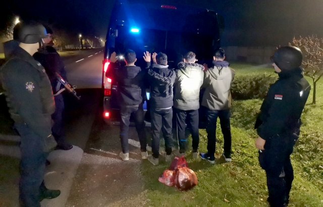 Nova akcija: Policija tokom noći u Horgošu pronašla migranta, pušku i municiju FOTO