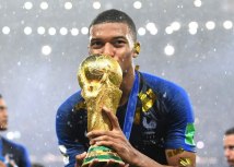 Francuska sa Kilijanom Mbapeom je aktuelni svetski šampion, ali retko se dešava da neka reprezentacija odbrani trofej/Getty Images