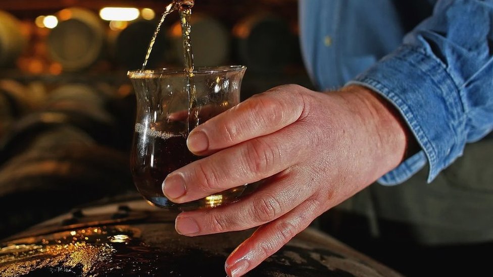 Isprobavanje viskija u destileriji Brukladi/ Jeff J Mitchell/Getty Images