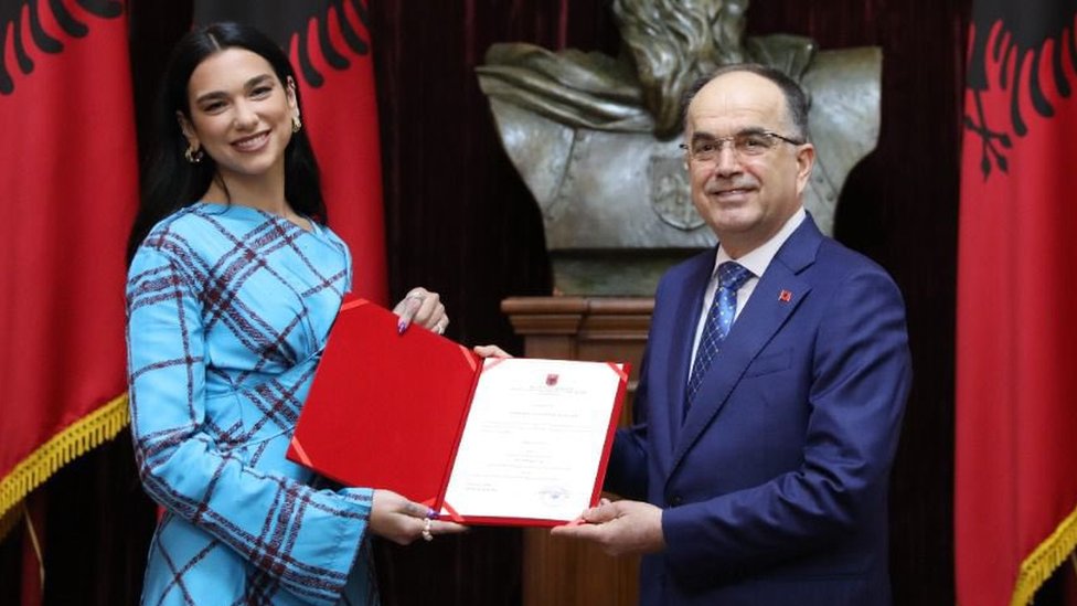 Muzika i Evropa: Britanska pevačica Dua Lipa dobila albansko državljanstvo