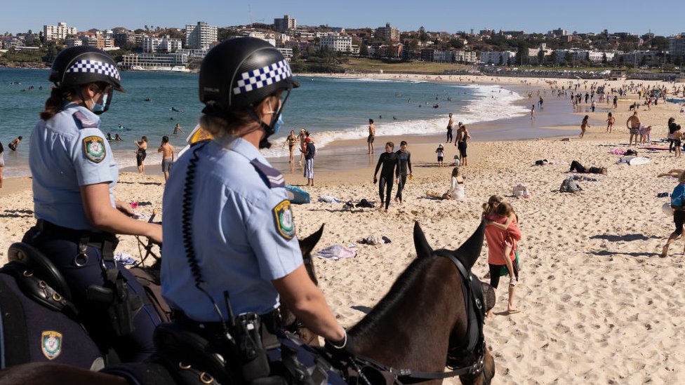 Konjièka policija patrolirala je na plaži Bondi u Sidneju, kao deo svojih operacija usklaðenosti 2021./Getty Images