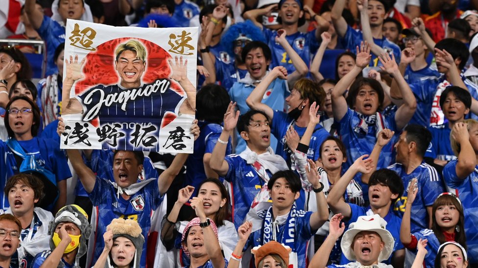 Navijaèi Japana sa transparentom sa likom napadaèa Takume Asana proslavljaju pobedu protiv Španije/Neil Hall/EPA-EFE/REX/Shutterstock