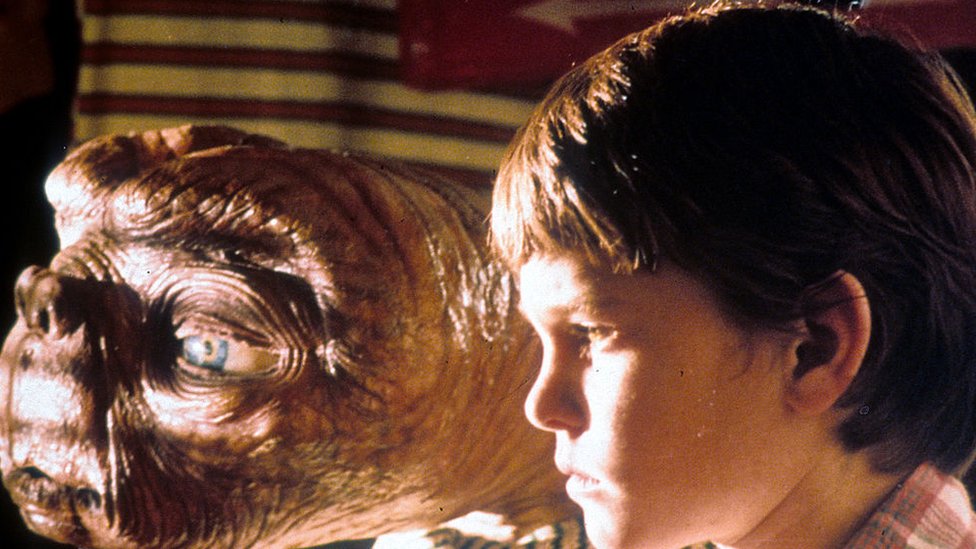 .Ljudski prijatelji su spasili ET od seciranja u èuvenom filmu iz 1982. Da li bismo se i u stvarnom životu tako ponašali prema vanzemaljcima?/Getty Images