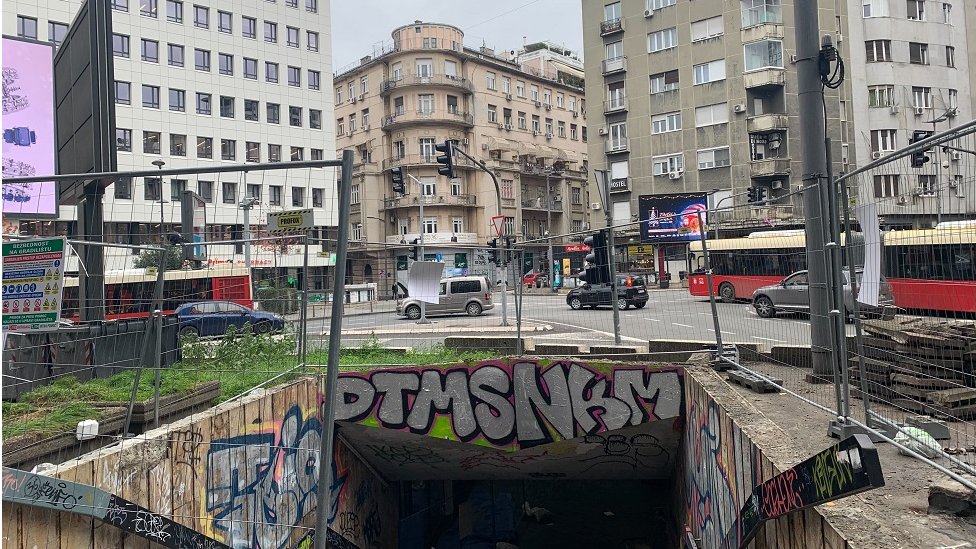 Jedan od èetiri ulaza u podzemni prolaz gleda na raskrsnicu Nušiæeve i Deèanske, tik uz Terazijski tunel/BBC