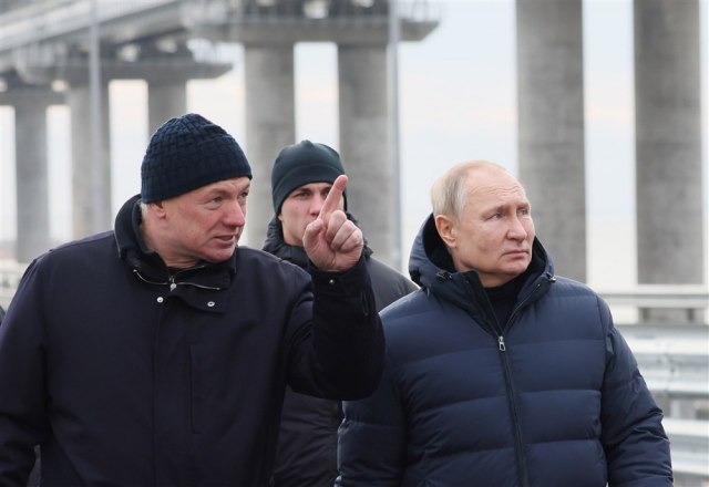 Putin vozio preko Krimskog mosta i prošetao se VIDEO/FOTO