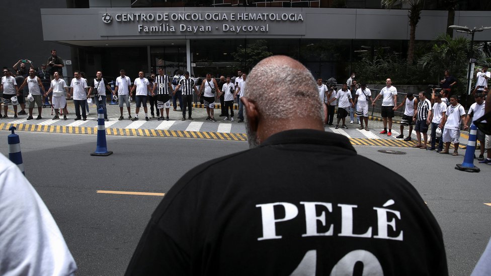 Obožavaoci su se okupljali ispred bolnice kako bi se pomolili za njegovo zdravlje i pružili mu podršku/Reuters
