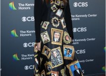 Džulija Roberts u haljini sa fotografijama Džordža Klunija iz razlièitih faza njegove karijere/Matt Baron/BEI/Shutterstock