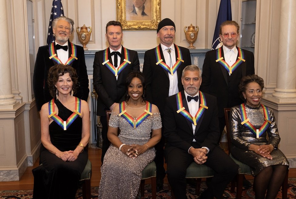 Ovogodišnji dobitnici: bend u pozadini, sede sa leva na desno: Ejmi Grant Gledis Najt, Džordž Kluni i Tanja Leon./Reuters