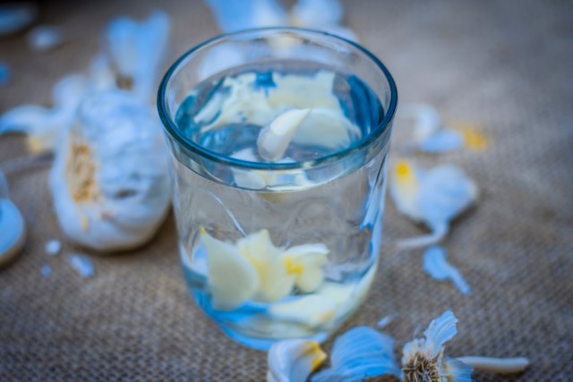 Pijte VODU SA BELIM LUKOM sedam dana - jednom mesečno: Niste ni svesni kakav EFEKAT ima na vaš ORGANIZAM