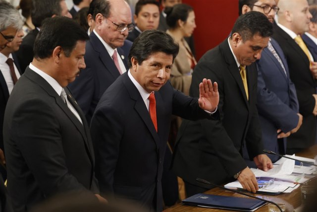 Smenjen predsednik Perua; graðani izašli na ulice