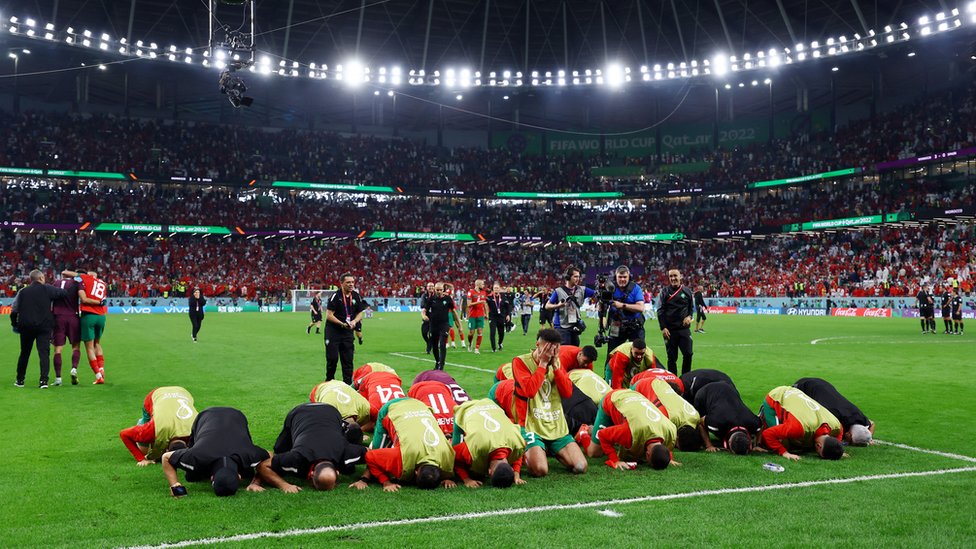 Molitva fudbalera Maroka posle pobede nad Španijom/Reuters