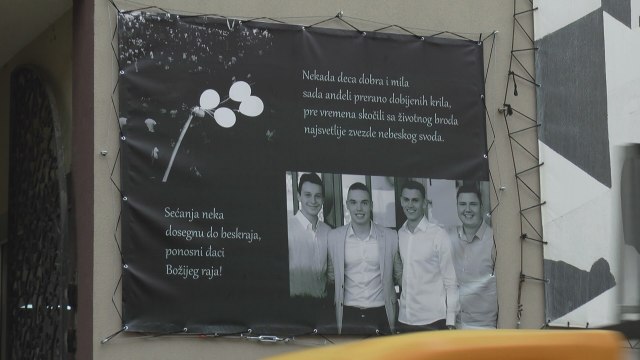 Dirljiva slika na zidu Ekonomske škole: Èaèak još uvek žali za èetvoricom nastradalih mladiæa FOTO