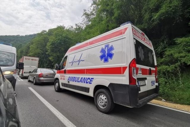 Teška saobraæajna nezgoda u Kragujevcu: Auto oborio devojèicu na pešaèkom prelazu
