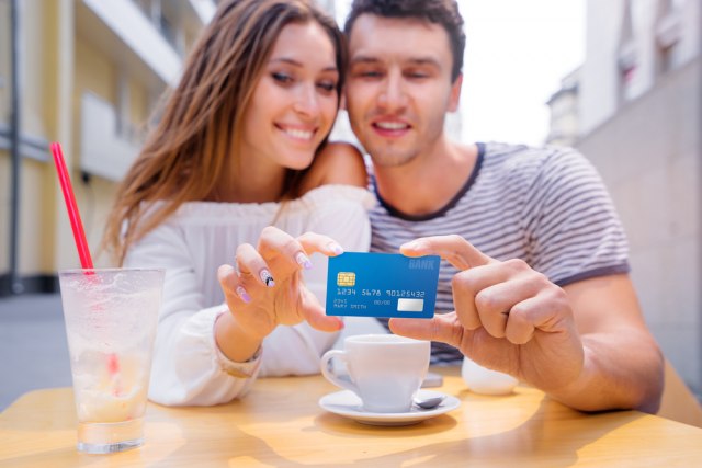 Ko treba da PLATI piće na prvom sastanku - muškarac ili žena? Odgovor će vas IZNENADITI! (VIDEO)