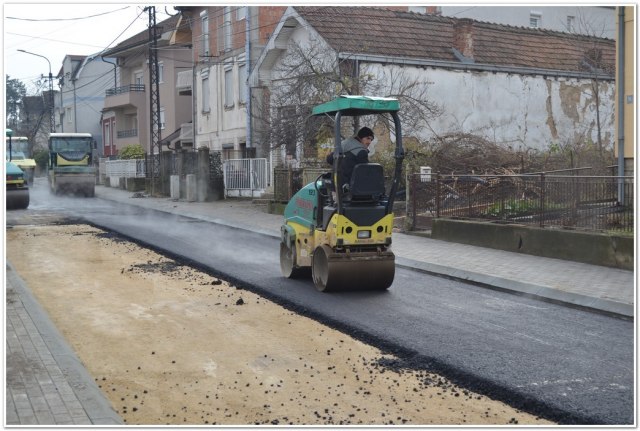 Najznačajnija gradska investicija se privodu kraju: Počelo asfaltiranje Kosovske ulice FOTO