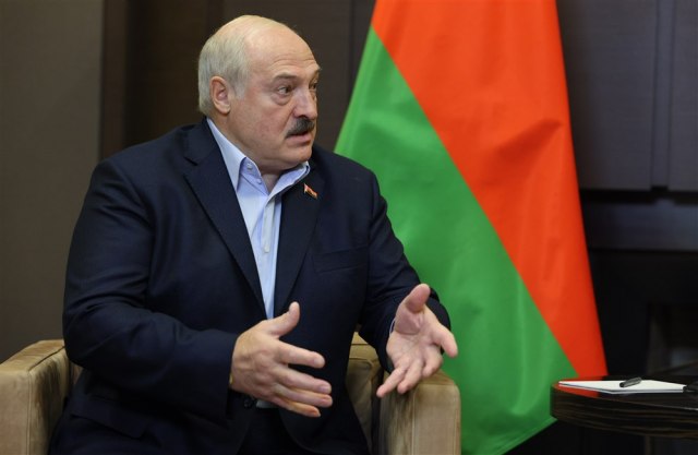 Lukašenko: Njima mahnite i zahvalite Bogu. Nisu naši ljudi glupi da ne znaju da preseku lepinju