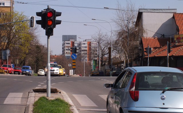 Šta kaže zakon: Kako postupiti kada vam se ukljuèi žuto?