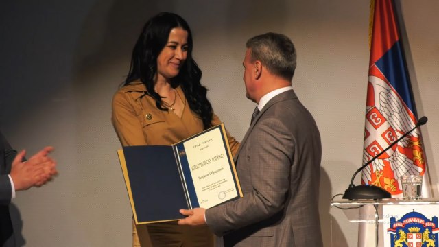 Heroina iz Èaèka rasplakala celu salu prilikom dodele Decembarskih nagrada