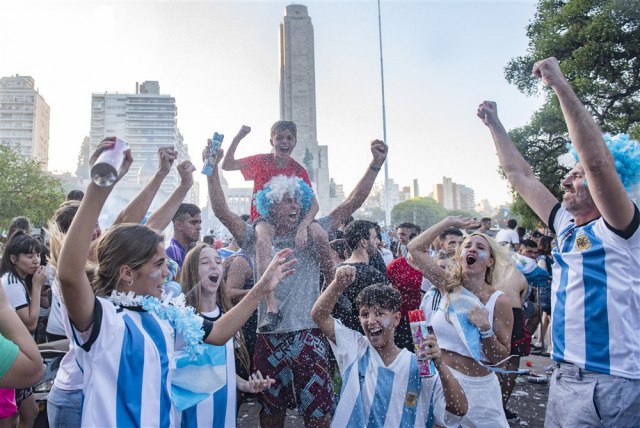 Navijačica Argentine u prvom redu tribina pokazala grudi tokom slavlja, sad joj preti zatvor