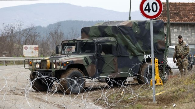 Eleventh day at the barricades; Vuèiæ with the NATO commander - Vimarsana News