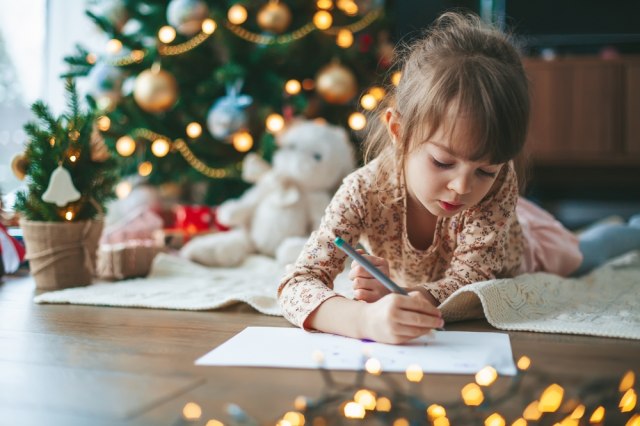 Suze same kreću od devojčicinog pisma za Deda Mraza, majka nije znala šta se dešava njenoj ćerki