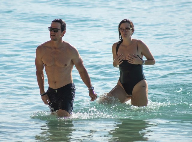 Čuveni glumac u 51. godini izgleda savršeno, ali svi su se okretali na plaži za njegovom ženom FOTO