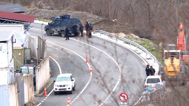 Vojska zauzela položaj: Raketni bacaèi usmereni ka srpskoj pokrajini VIDEO
