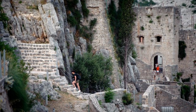 Na tvrðavu iz 5. veka stavili PVC prozore, vlast reagovala: "Ne bi znali da nisu napisali na Fejsu"