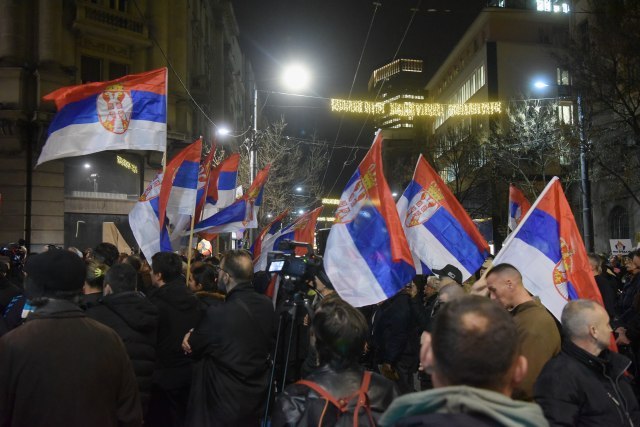 Blokiran prelaz Merdare; Vučić obišao vojsku, noćas razgovor sa Srbima; 