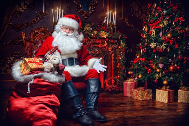 Paketići polako odlaze u zaborav: Koliko košta iznajmljivanje Deda Mraza? VIDEO