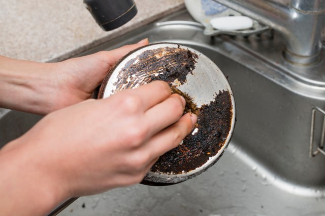 Ovaj trik će vas spasiti muka: Evo kako da očistite zagorelo posuđe