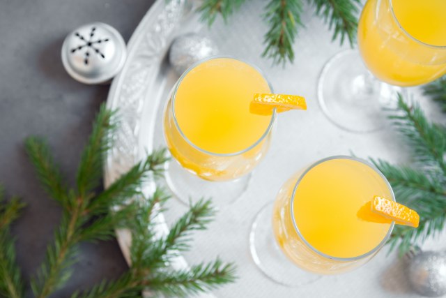 Novogodišnja noæ ne može da proðe bez ovog koktela – mimoza na dva naèina