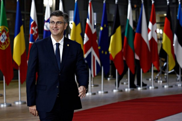 Hrvatski premijer iz èesnice izvukao kovanicu sa likom Nikole Tesle