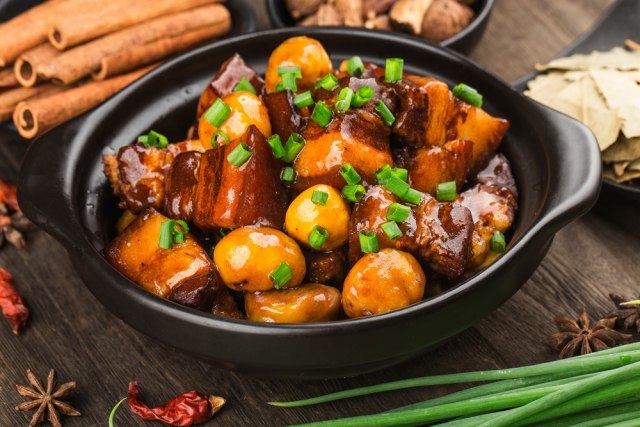 Božićni ručak – pečena svinjetina s kestenima i slaninom - Superzena