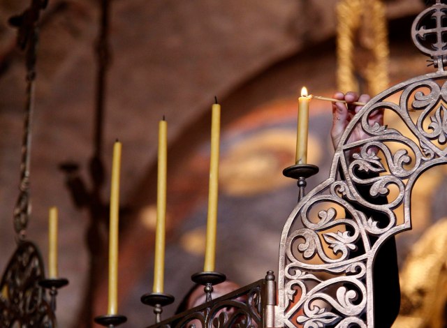 Kako se pravilno odgovara na "Hristos se rodi"? "Vaistinu" ili "Voistinu se rodi"