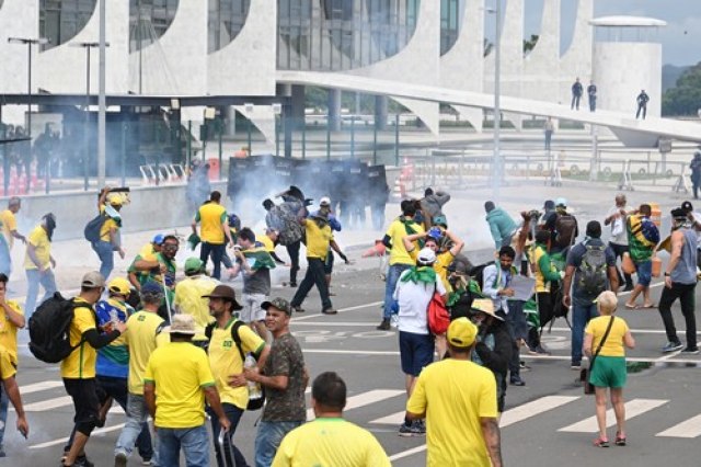 Haos u Brazilu: Pristalice Bolsonara probile bezbednosnu blokadu; Upali u zgradu predsedništva VIDEO