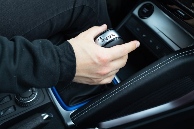 Ruka na menjaèu? Nikako