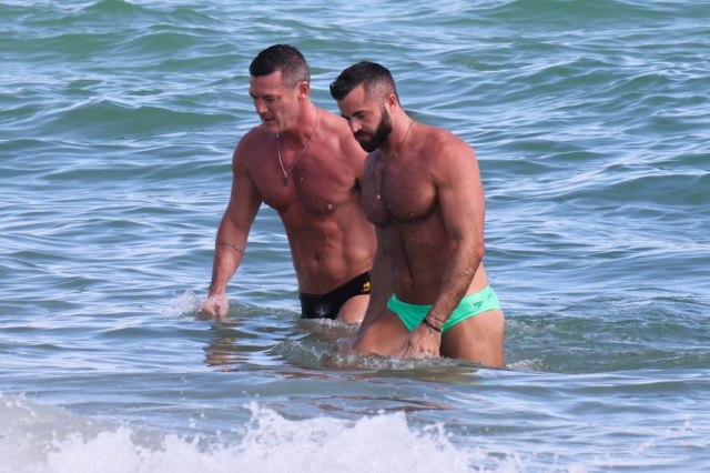 Holivudski glumac snimljen s deèkom, na plaži pokazali isklesana tela FOTO