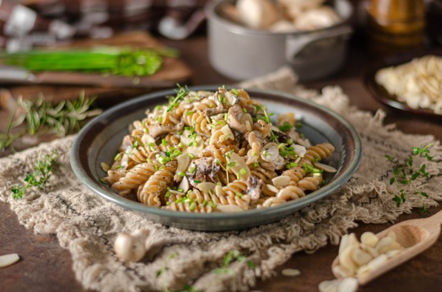 Nećete gladovati za večeru, a savest će vam biti čista – zdrava pasta sa pečurkama
