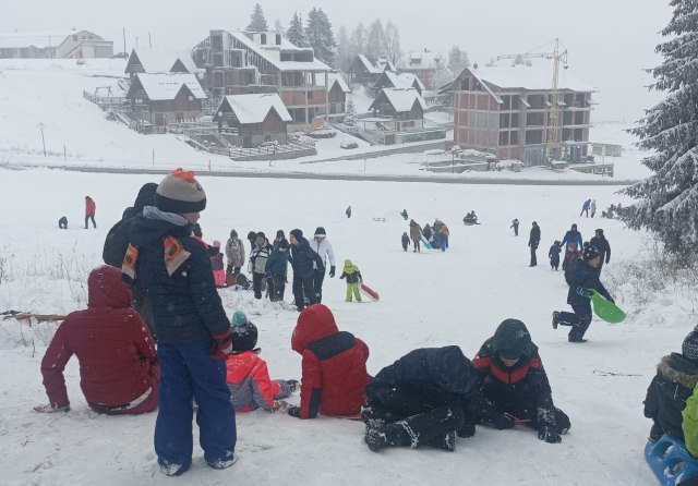 Prvi veći sneg namamio turiste: 