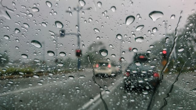 Oprezna vožnja na putevima zbog vlažnog kolovoza: Putevi Srbije najavili radove na ovim deonicama