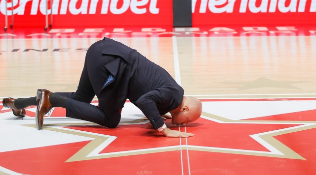 Obradović objasnio zašto je poljubio grb Zvezde: Hteli su da me unište VIDEO